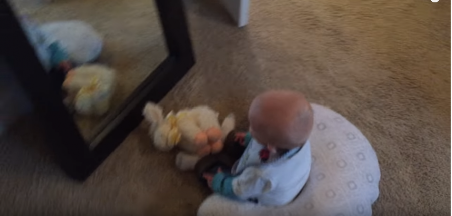 A baba először látja meg magát a tükörben: a reakciójától elolvadtunk!