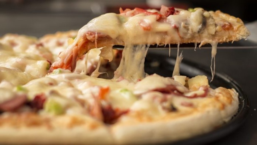 Íme, a vékony és rugalmas tésztával készült pizza receptje!
