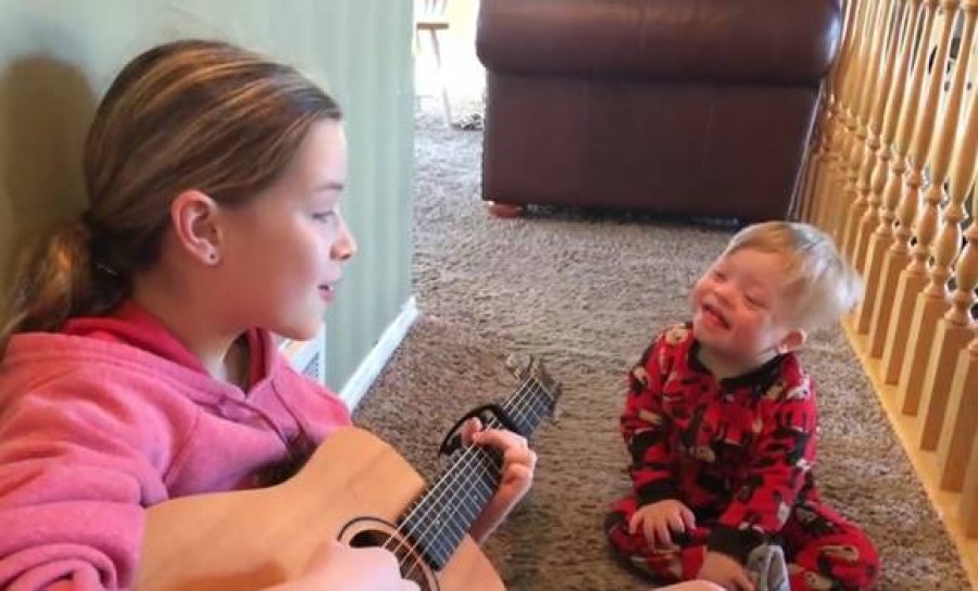 A kislány két éves Down szindrómás öccsét tanítja beszélni úgy hogy együtt énekelnek -imádnivaló videó!