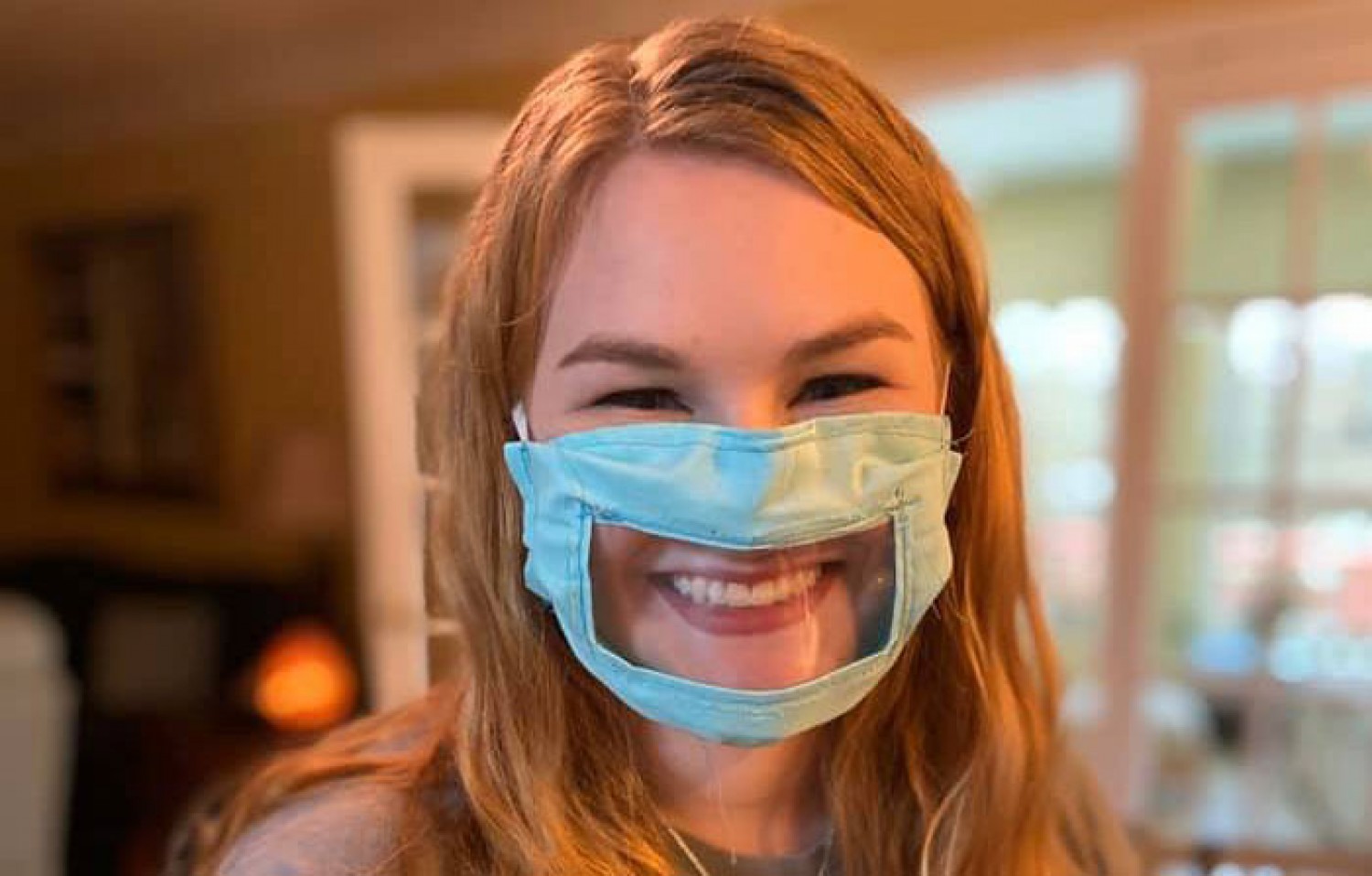 A 21 éves egyetemi hallgató arcmaszkokat készít a siketek és hallássérültek számára
