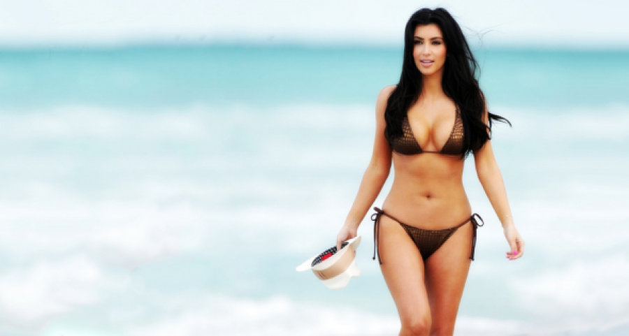 Retus nélkül Kim Kardashian feneke bikinialsóban kifejezetten ijesztő! 