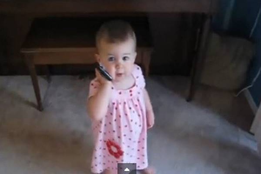 A 16 hónapos kislány beszélgetése apjával -az internet imádja ezt a videót!