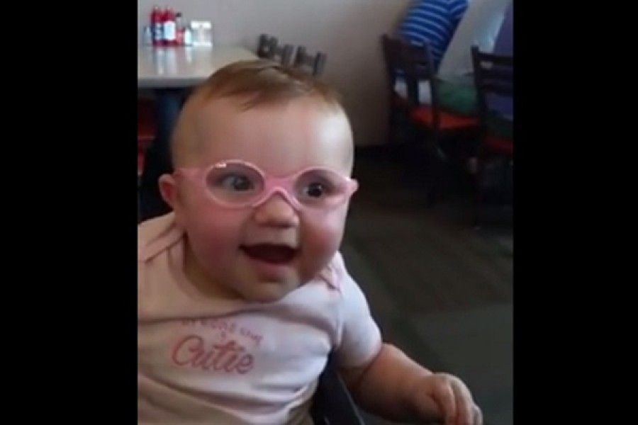 A kisbabának rossz volt a szeme -első szemüvegére nagyon aranyosan reagált!