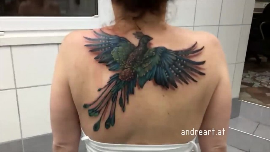 Egy átlagos tetoválásnak tűnik, ám nézd, mi történik, amikor a nő elkezdi mozgatni a vállát!